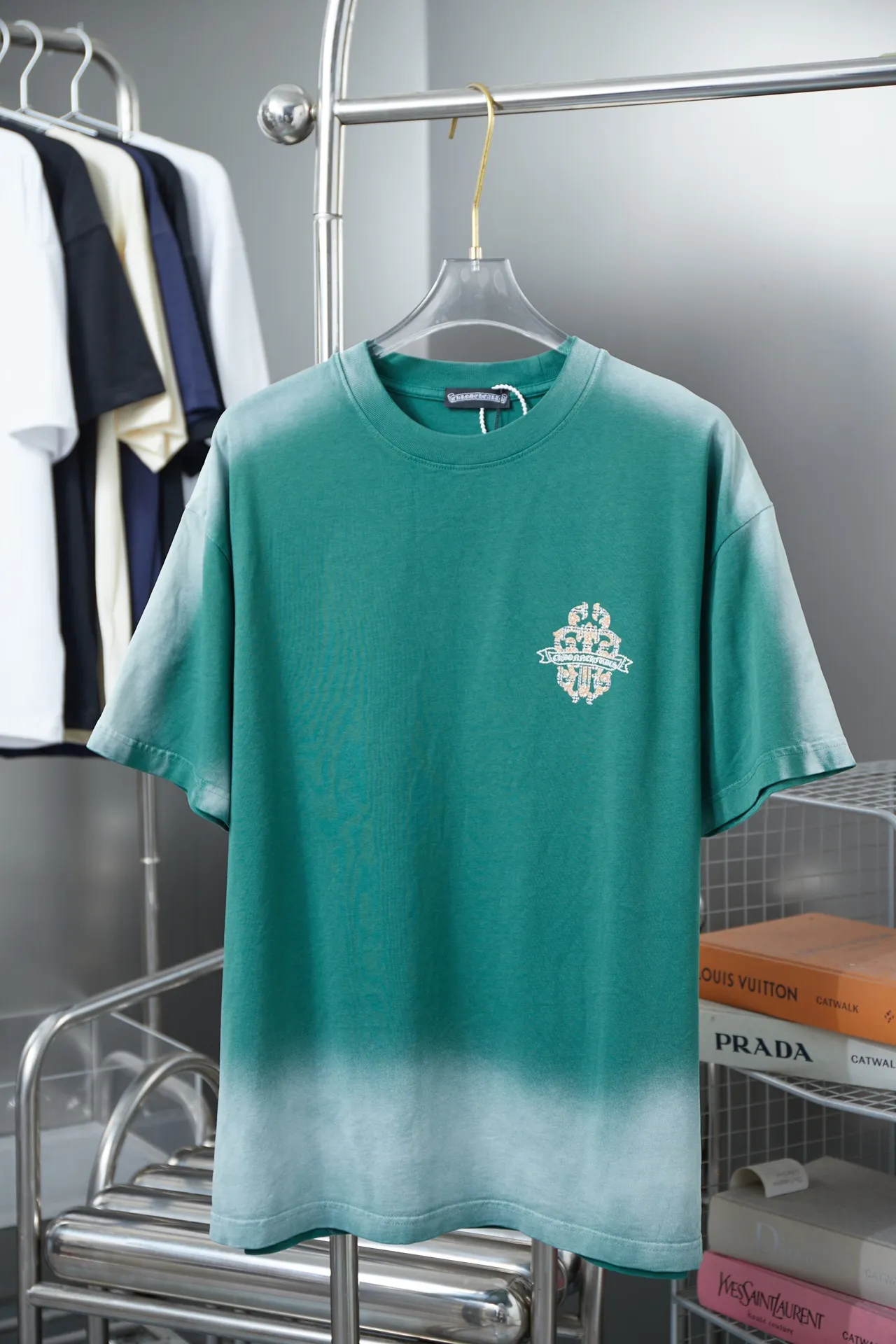 🅿️210 Ch*ome Hearte 25SS early spring new style, short-sleeved with Kro heart logo and rhinestones, light luxury, essential item for daily commuting for men and women, correct version, welcome to compare, detailed features · 320g 100% pure cotton double yarn jersey fabric · Custom dyed in the same vat, special thickened 32 pieces double-strand 1X1 thread · Digital direct printing ➕Australian imported pearlescent diamonds ➕Thick three-dimensional letter logo · Ready-made garments are dyed, then faded and fried with snowflakes, then washed to make them look old. · Common washing improves the effect. · Double-needle stitching and seam-crossing process. · Original main mark, washed tag, branded moisture-proof paper packaging. Color: black/blue/green. Size: S/M/L/XL.